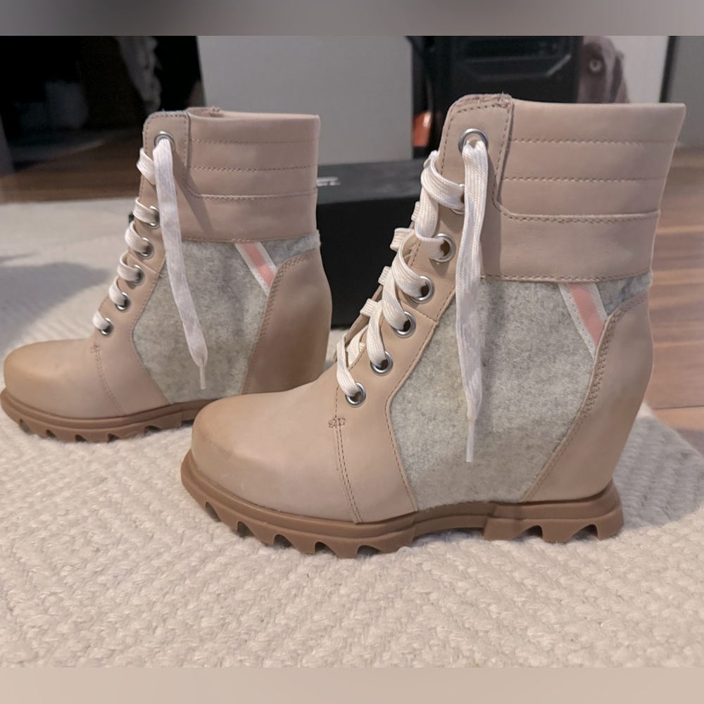 SOREL women’s Joan of Arctic wedge 3 Lexie.  Size 7.   Tan